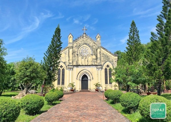 Tu viện Phanxico được thành lập vào năm 1957 sở hữu lối kiến trúc độc đáo theo phong cách Romane