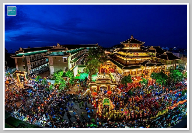 Hình ảnh Chùa Bà Châu Đốc tấp nập người đi lại cầu may vào mùa lễ hội 