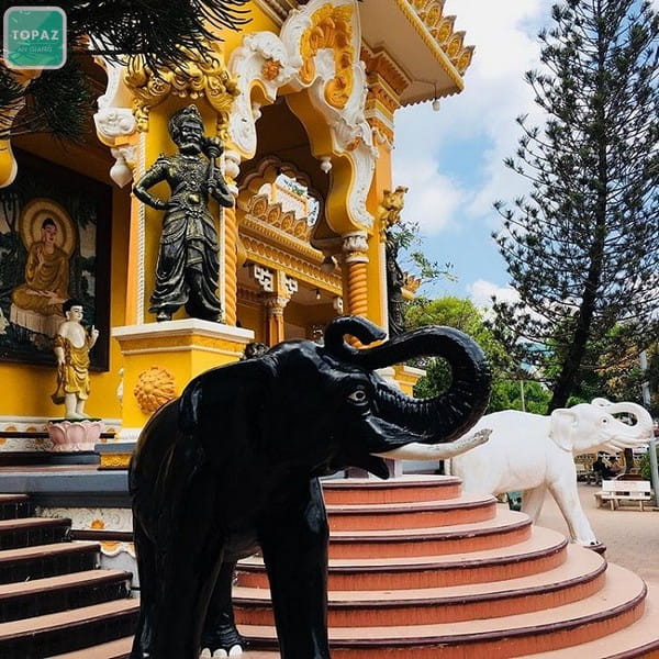 Tượng voi trước chùa Tây An