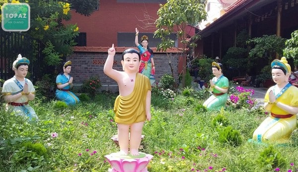 Khuôn viên Chùa Phật nằm ở An Giang trồng rất nhiều cây xanh