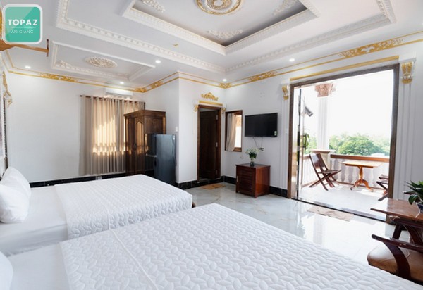 Phòng ngủ tràn ngập ánh nắng ở Little Sài Gòn homestay Châu Đốc