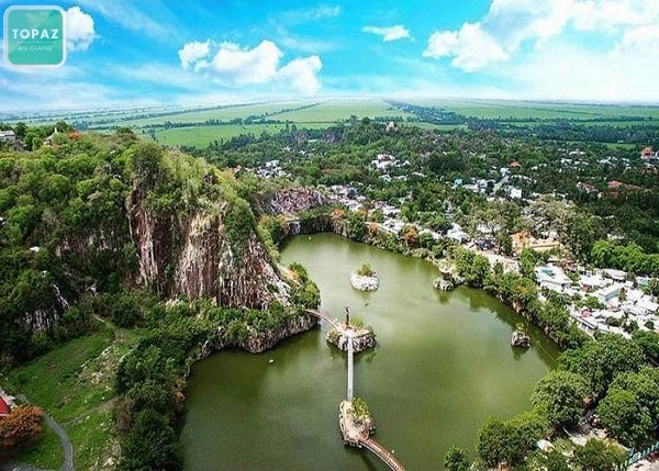 Hồ nước lớn và đẹp nhất được đặt tên là hồ Ông Thoại vì để tưởng nhớ công lao khai phá vùng đất An Giang.