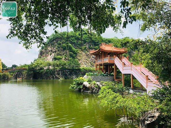 Mô hình chùa Một Cột nằm ven hồ nước.