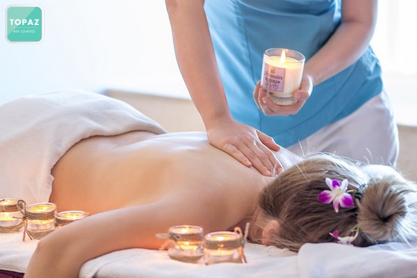 Massage nến hiện nay là một trong những dịch vụ được yêu thích tại Massage 77 Long Xuyên