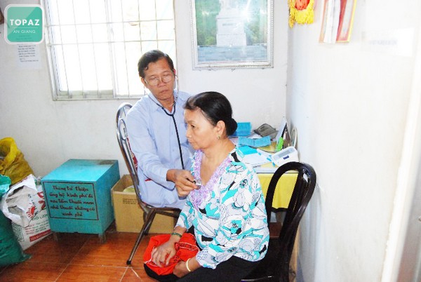 Lương y Nguyễn Văn Tư khám bệnh cho người nghèo.