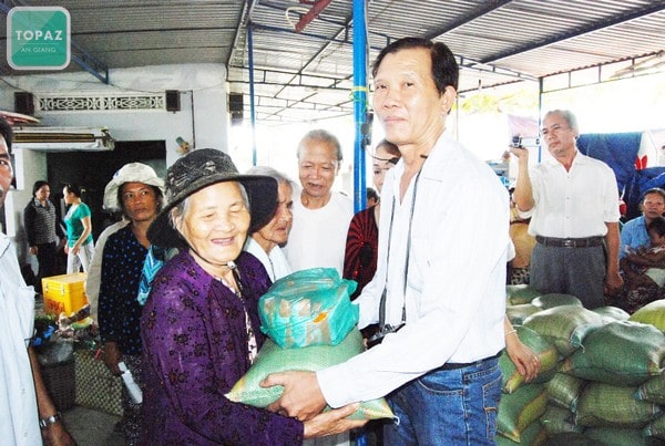 Lương y Nguyễn Văn Tư trao quà cho bệnh nhân nghèo.