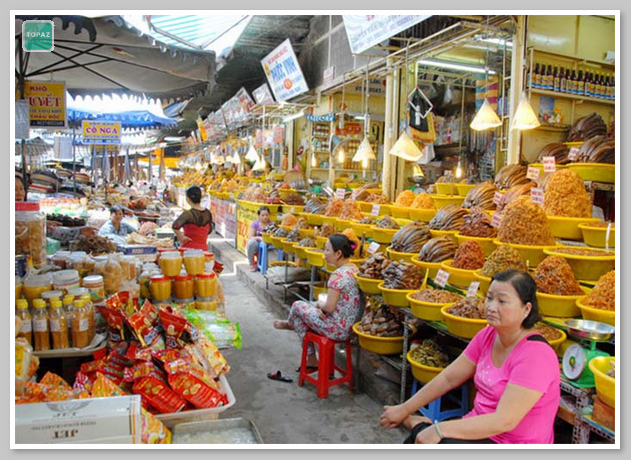 Khu vực mua đồ khô và đồ lưu niệm ở  chợ Châu Đốc