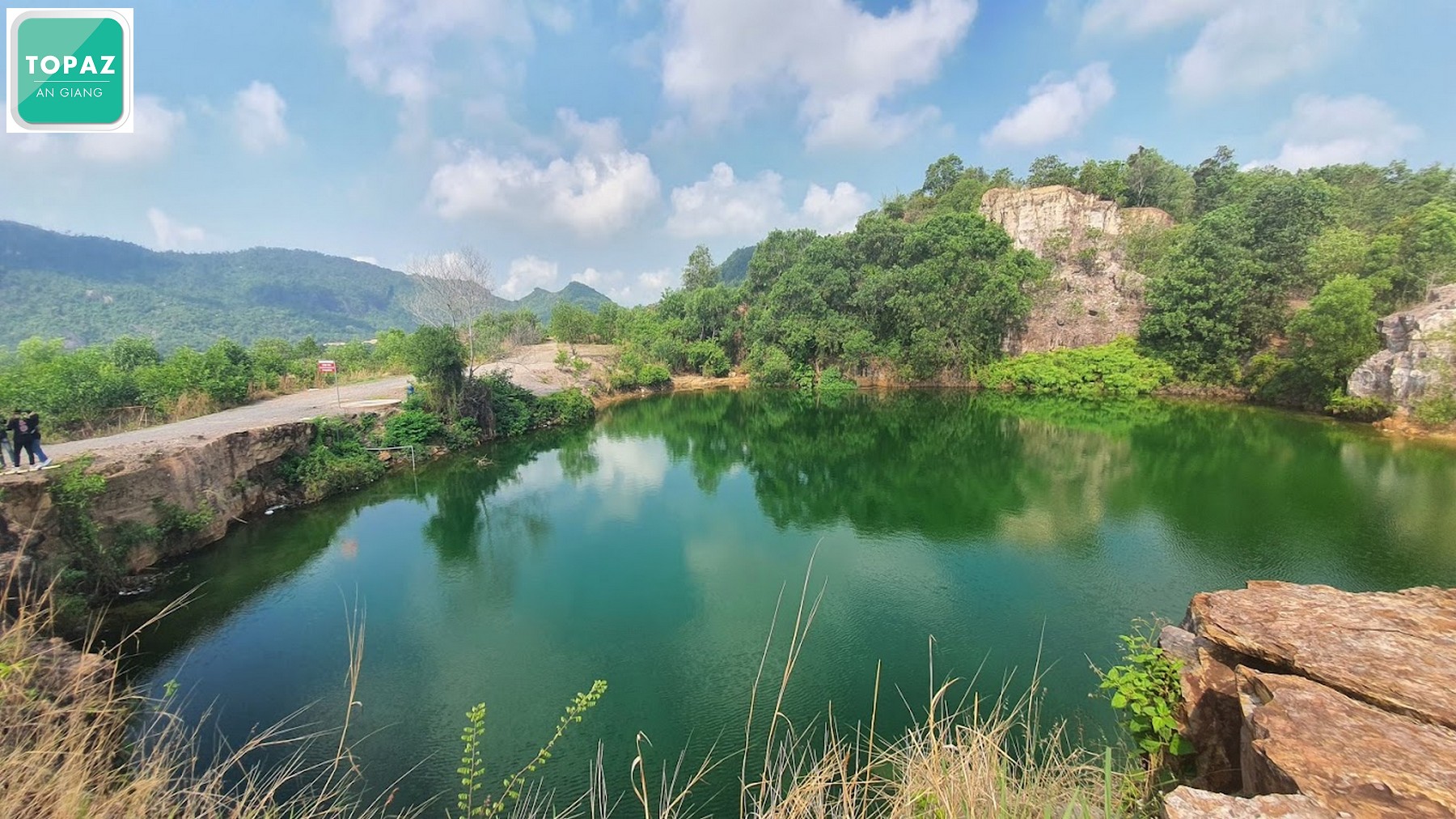 Khung cảnh thiên nhiên thơ mộng, yên bình của đồi đá hồ Tà Pạ
