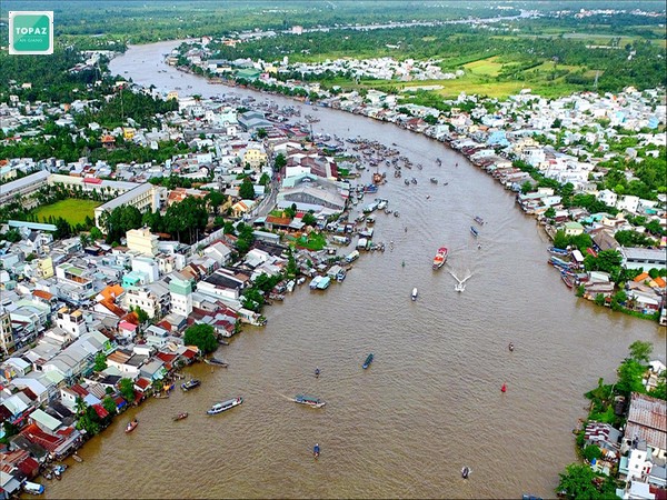 Sông Hậu là dòng sông phụ của Mekong chảy vào Việt Nam ở địa phận thị trấn Long Bình, huyện An Phú, An Giang