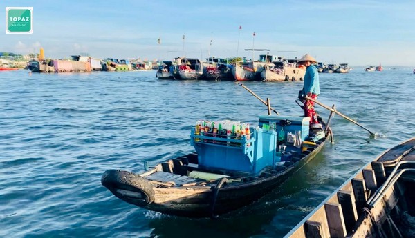 Chợ nổi Long Xuyên ban đầu chỉ là những chiếc ghe nhỏ, bán các mặt hàng thiết yếu như gạo, rau củ, trái cây, cá tôm