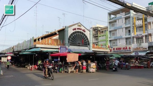 Chợ này nằm trên đường Bạch Đằng