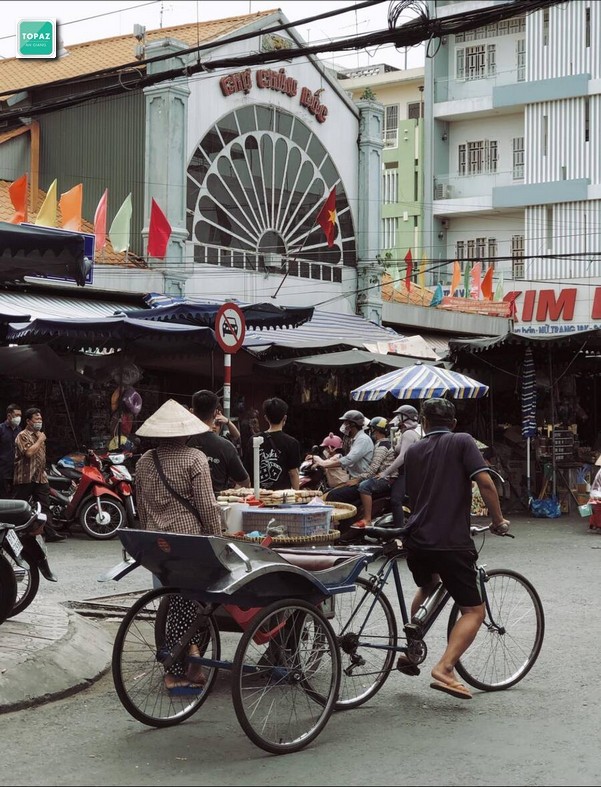 Chợ Châu Đốc không chỉ là nơi mua sắm, mà còn là điểm đến lý tưởng để khám phá những hương vị đặc trưng của miền Tây.